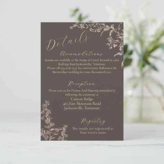 Rustikale Elegant Mocha Script-Wildblumen Hochzeit Begleitkarte (Stehend Vorderseite)