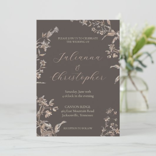 Rustikale Elegante Wildblumen Mocha Script Wedding Einladung (Stehend Vorderseite)