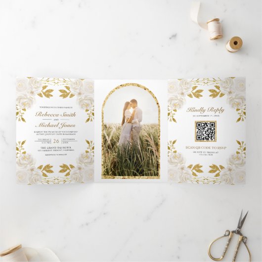 Rustikale Elfenbeinblütengolden Glitzer QR Code We Dreifach Gefaltete Einladung (Innenseite)