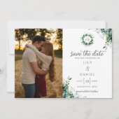 Rustikale Eukalyptus-Grünmonogramm-Foto-Hochzeit Save The Date (Vorderseite)