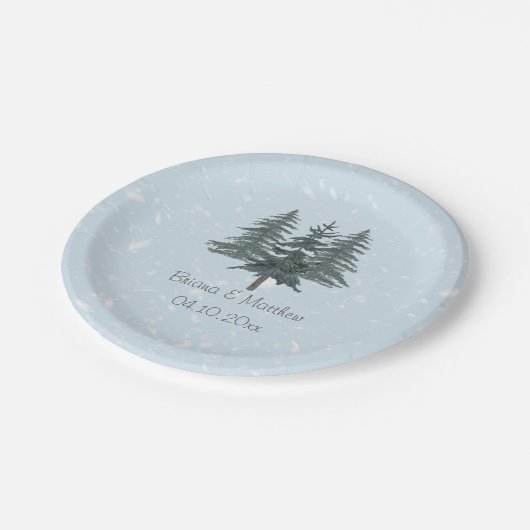 Rustikale Evergreen Winter Pine Wedding Pappteller (Schrägansicht)