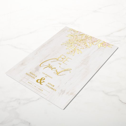 Rustikale Extravagante botanische Zweige auf Holzg Folieneinladung (Gedreht)