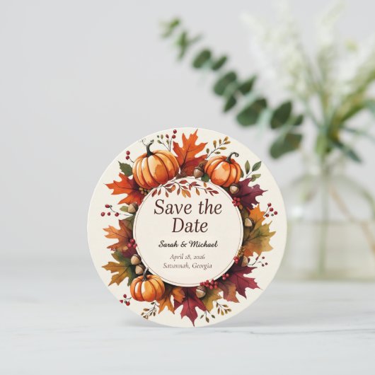 Rustikale Fall Pumpkin Round Save the Date Card (Stehend Vorderseite)