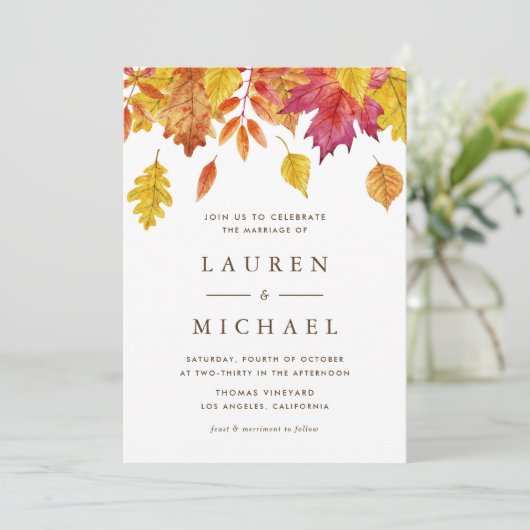 Rustikale Falling Blätter Garland Herbsthochzeit Einladung (Stehend Vorderseite)