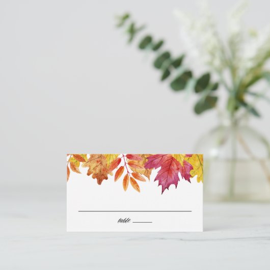 Rustikale Falling Blätter Garland Herbsthochzeit Platzkarte (Stehend Vorderseite)