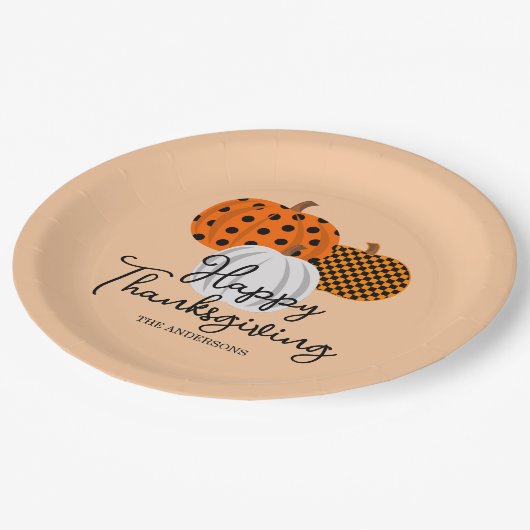 Rustikale Fallpumpen Custom Happy Thanksgiving Pappteller (Schrägansicht)