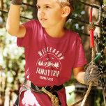 Rustikale Familientreppe Holzreklo T-Shirt<br><div class="desc">Rustikaler,  moderner T - Shirt für Familienausflüge mit einem trendigen Waldgebirgsdesign mit Kiefern,  Wäldern und Vögeln,  umgeben von Ihrem eigenen Familiennamen auf bedrucktem dunklem Holzpaneelhintergrund,  einem personalisierbaren Namen der Reihenhütte und dem Urlaubstag.</div>