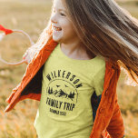 Rustikale Familientreppe Holzreklo T-Shirt<br><div class="desc">Rustikaler,  moderner T - Shirt für Familienausflüge mit einem trendigen Waldgebirgsdesign mit Kiefern,  Wäldern und Vögeln,  umgeben von Ihrem eigenen Familiennamen,  einem personalisierbaren Namen der Reise,  sowie dem Urlaubstag.</div>