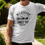 Rustikale Familientreppe Holzreklo Vintag T-Shirt<br><div class="desc">Rustikaler,  moderner T - Shirt für Familienausflüge mit einem trendigen Waldgebirgsdesign mit Kiefern,  Wäldern und Vögeln,  umgeben von Ihrem eigenen Familiennamen,  einem personalisierbaren Namen der Reise,  sowie dem Urlaubstag.</div>