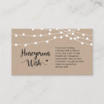 Rustikale Farm String Lights, Kraft, Honeymoon Wis Begleitkarte<br><div class="desc">Das ist der moderne Rustikale Bauernhof,  String Lights,  Brown Kraft Design,  White Script Minimalismus,  Schriftzeichen-Schriftart,  Wedding Enclosure Card. Sie können die Farben des Schriftartes ändern und Ihre Hochzeitsdetails in den entsprechenden Schriftart / Schrift hinzufügen. #TeeshaDerrick</div>