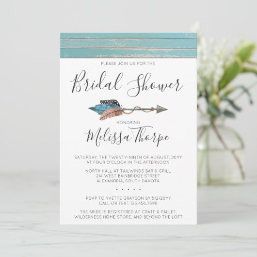 Rustikale Federn Arrow Bridal Dusche Einladung (Stehend Vorderseite)