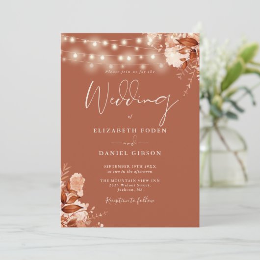 Rustikale Floral String Lights QR Code-Hochzeit im Einladung (Stehend Vorderseite)