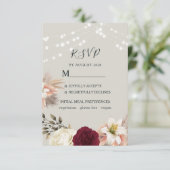 Rustikale, florale Burgundy Wedding RSVP Card Karte (Stehend Vorderseite)