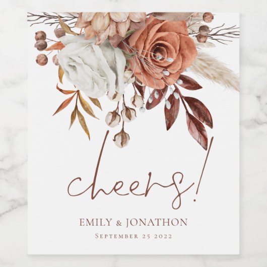 Rustikale Florals Cheers Names Brown Writing Weddi Weinetikett (Einzelnes Label)
