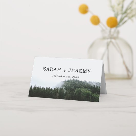 Rustikale Foggy Pine Trees Rain Forest Wedding Platzkarte (Rückseite)