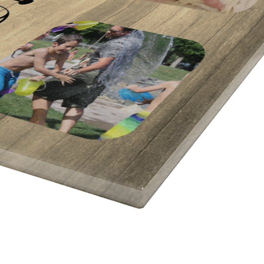 Rustikale Fotocollage Familienname & Monogramm Schneidebrett (Ecke)