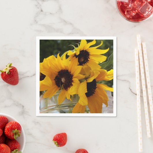 Rustikale, frisch gelbe Sonnenblumen in einem Maso Serviette (Beispiel)