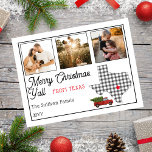 Rustikale Frohe Weihnachten aus Texas 3 Foto<br><div class="desc">Rustikales "Frohe Weihnachten"-Staat-Design mit einer Kontur aus Staat überzogen mit einem schwarz-weißen Büffel-Karo-Muster und einem Vintag aussehenden roten LKW, der einen Urlaubskulptur holt. Editable Beschriftung lautet "Frohe Weihnachten Y'all aus Texas". Fügen Sie einfach Ihre drei Fotos, Ihren Familiennamen und das Jahr hinzu und Sie sind alle Set. Composite Design von...</div>