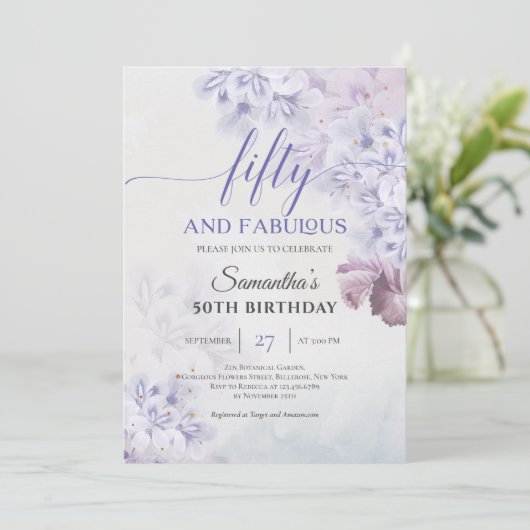 Rustikale Frühlingslila Blumen fünfzig und fabelha Einladung (Stehend Vorderseite)