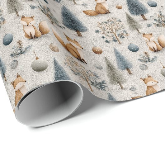 Rustikale Füchse und Weihnachtsbaum und Bauble in Geschenkpapier (Rolleneckpunkt)