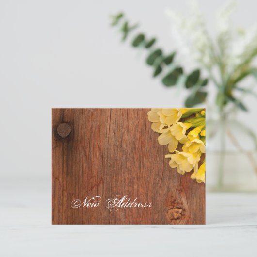 Rustikale gelbe Blumen und Barnholz neue Adresse Ankündigungspostkarte (Stehend Vorderseite)