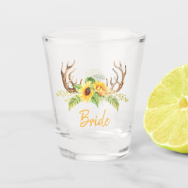 Rustikale gelbe Sonnenblumen, Grünpflanzen, Antler Schnapsglas