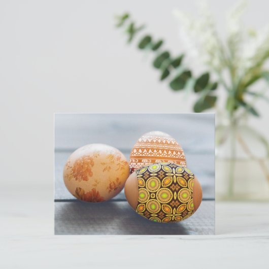 Rustikale gemalte Ostereier Feiertagspostkarte (Stehend Vorderseite)