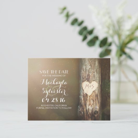 rustikale, geschnitzte Herzbaum Save the Date Post Ankündigungspostkarte (Stehend Vorderseite)