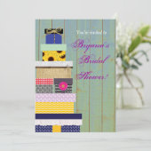 Rustikale gestapelte Geschenke Brautparty Chic Ein Einladung (Stehend Vorderseite)