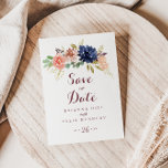 Rustikale Gold-Blätter und Blumenblätter Save the  Postkarte<br><div class="desc">Diese rustikale vergoldete Blätter und die Save the Date blumengeschmückte Postkarte sind perfekt für eine moderne Hochzeit. Das Design ist mit handgezeichnet Aquarell-lila,  Marineblau,  Rot,  Bordeaux,  Marineblau-Blume,  grünen und goldenen Blätter,  die einen eleganten geometrischen Rahmen schmücken.</div>