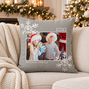 Rustikale graue Schneeflocken Familienfoto Weihnac Kissen
