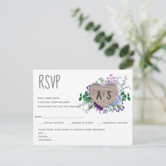 Rustikale, gravierte Herzmonogramm UAWG Blumenholz Einladungspostkarte (Stehend Vorderseite)