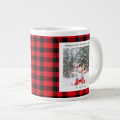 Rustikale grün-rote karierte Monogramm-2-Foto-Weih Jumbo-Tasse (Vorderseite Rechts)