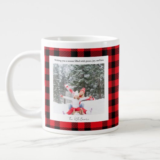 Rustikale grün-rote karierte Monogramm-2-Foto-Weih Jumbo-Tasse (Links)