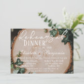 Rustikale Grünanlage & Holz Slice Probe Abendessen Einladung (Stehend Vorderseite)