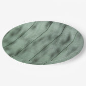 Rustikale grüne hölzerne Wand mit Dappled Pappteller (Schrägansicht)