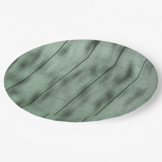 Rustikale grüne hölzerne Wand mit Dappled Pappteller (Schrägansicht)