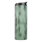 Rustikale grüne Holzwand mit gepolsterten Schatten Thermosbecher (Nach links gedreht)