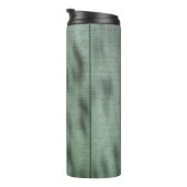 Rustikale grüne Holzwand mit gepolsterten Schatten Thermosbecher (Nach rechts gedreht)