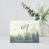 Rustikale grüne Pinienbäume im Freien Hochzeit RSV Postkarte (Stehend Vorderseite)