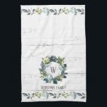 Rustikale Grüne Wasserfarbe Laurel Wreath Monogram Geschirrtuch<br><div class="desc">Dieses personalisierte,  rustikale Küchentücher ist mit einem handgemalten,  wasserfarbenen Lorbeer-Kranz ausgestattet,  der mit einem Monogramm in der Mitte auf einem Hintergrund aus weißem und grauem,  verwittertem Holz beginnt. Unten sehen Sie Ihren Familiennamen und die Grenze der botanischen Blätter. Genießen Sie von unseren Herzen bis zu Ihren!</div>