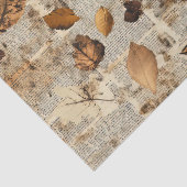 Rustikale Herbstblätter auf Vintage-Zeitung Seidenpapier (Detail)