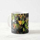 Rustikale Herbstblätter mit Monogramm Kaffeetasse (Vorderseite Links)