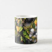 Rustikale Herbstblätter mit Monogramm Kaffeetasse (Mittel)