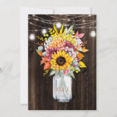 Rustikale Herbstblütenmason Jar Barn Wood Wedding Einladung (Rückseite)