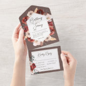 Rustikale Herbstflora am braunen Abendessen All In One Einladung (Abreißen)