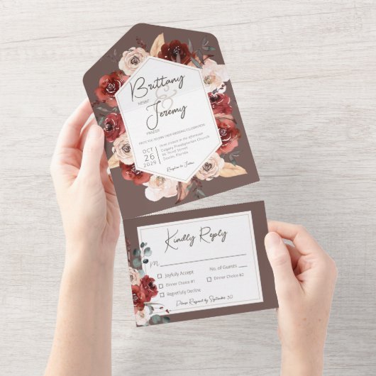 Rustikale Herbstflora am braunen Abendessen All In One Einladung (Abreißen)