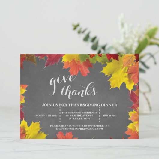Rustikale Herbstlaub Chalkboard Erntedank Dinner Einladung (Stehend Vorderseite)