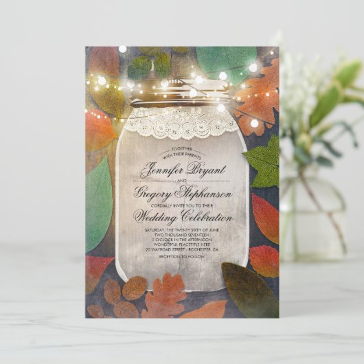Rustikale Herbstlaub Mason Jar String Lights Hochz Einladung (Stehend Vorderseite)