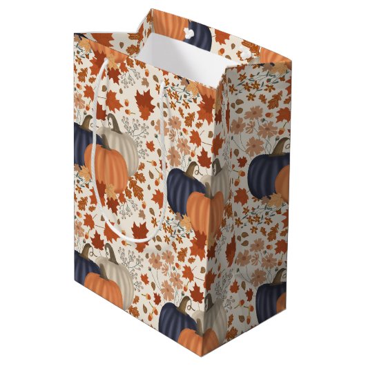 Rustikale Herbstpumpen Wildblumen Blätter Mittlere Geschenktüte (Rückseite Schrägansicht)